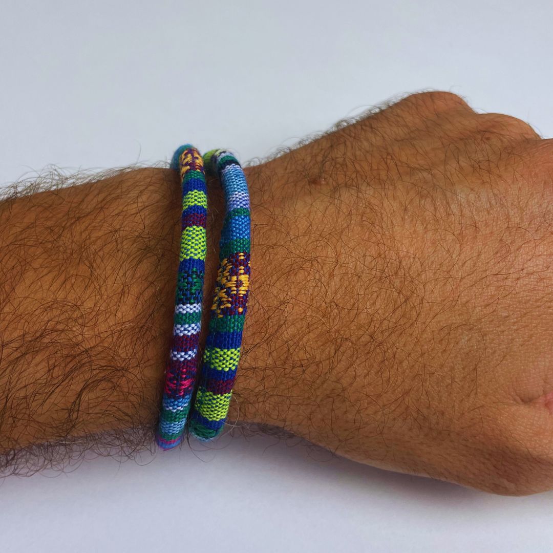 Pulsera de tela Surf con cierre magnético.