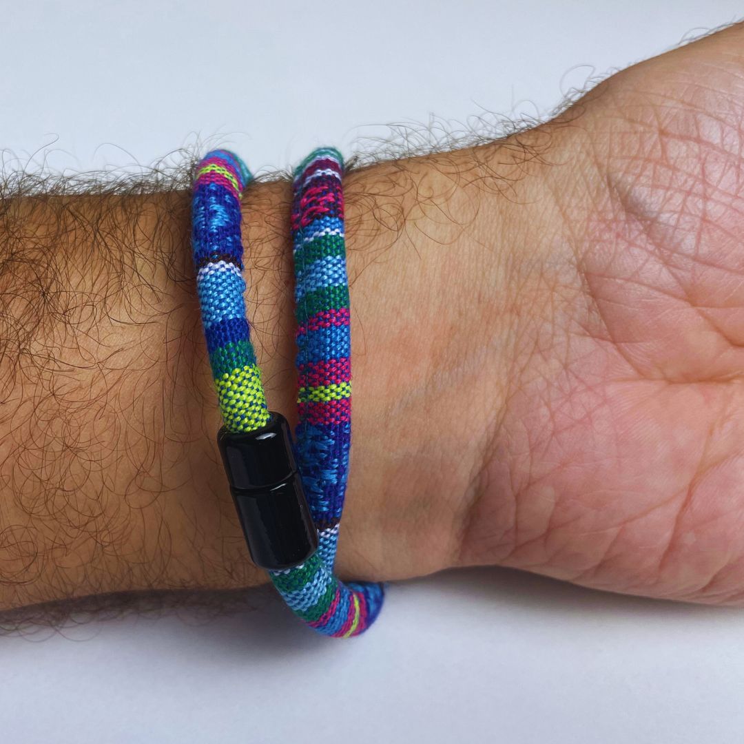Pulsera de tela Surf con cierre magnético.