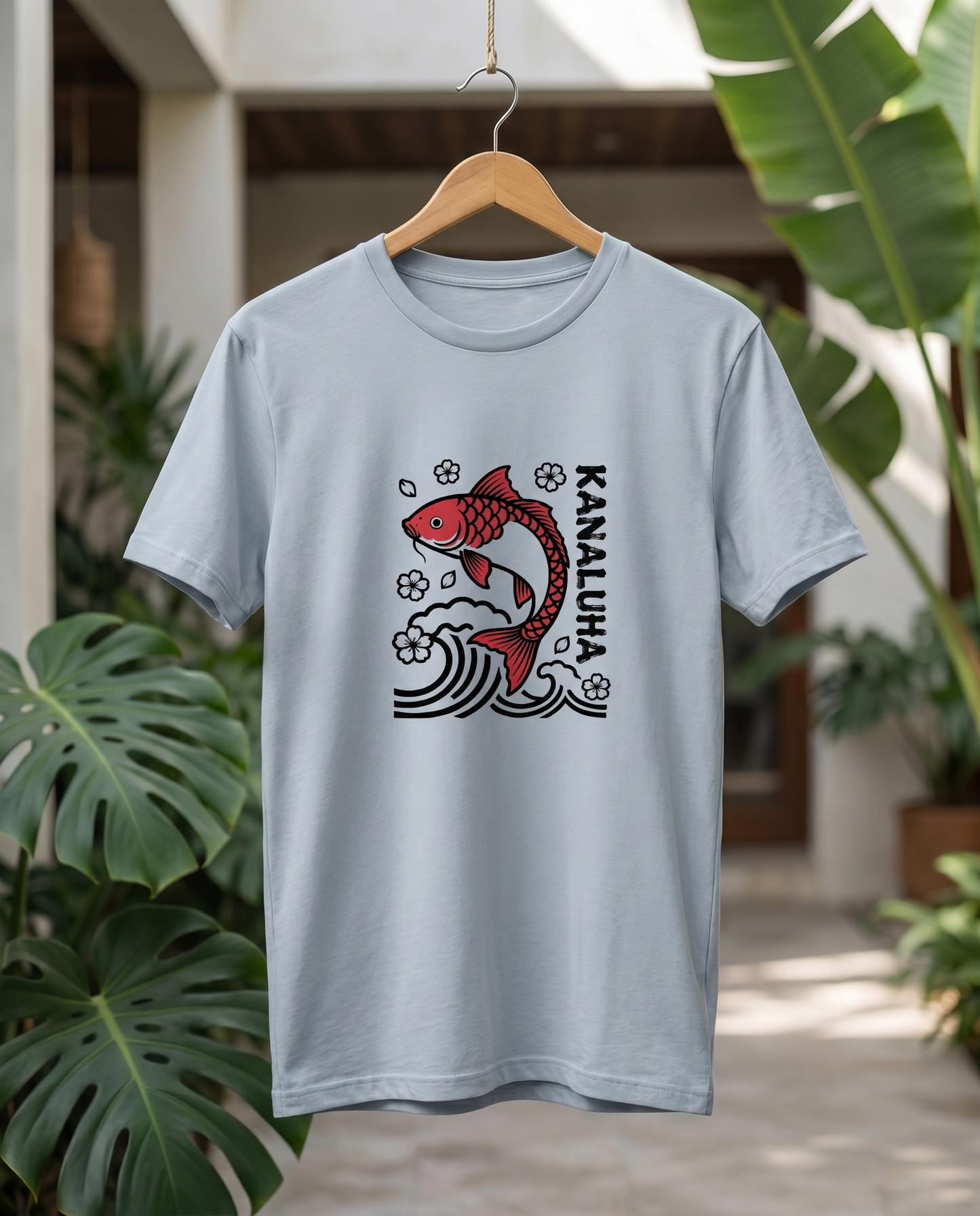 Detalle diseño carpa koi con flores de cerezo y ola japonesa en camiseta Sakana