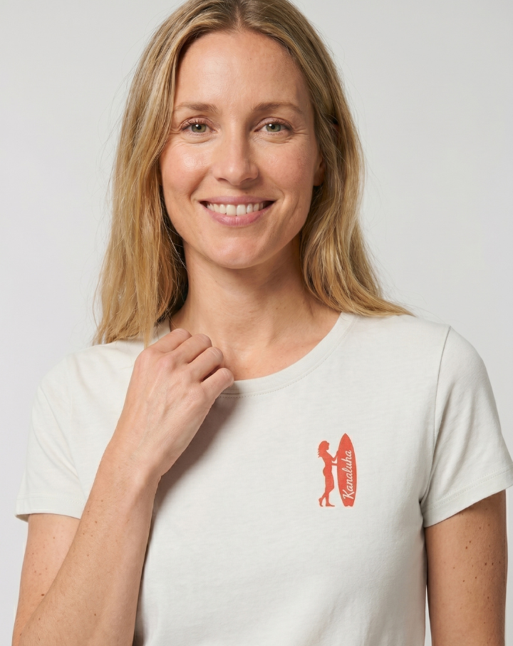 Detalle del diseño Nalu en camiseta de bambú para mujer con ilustración de surfista y tabla
