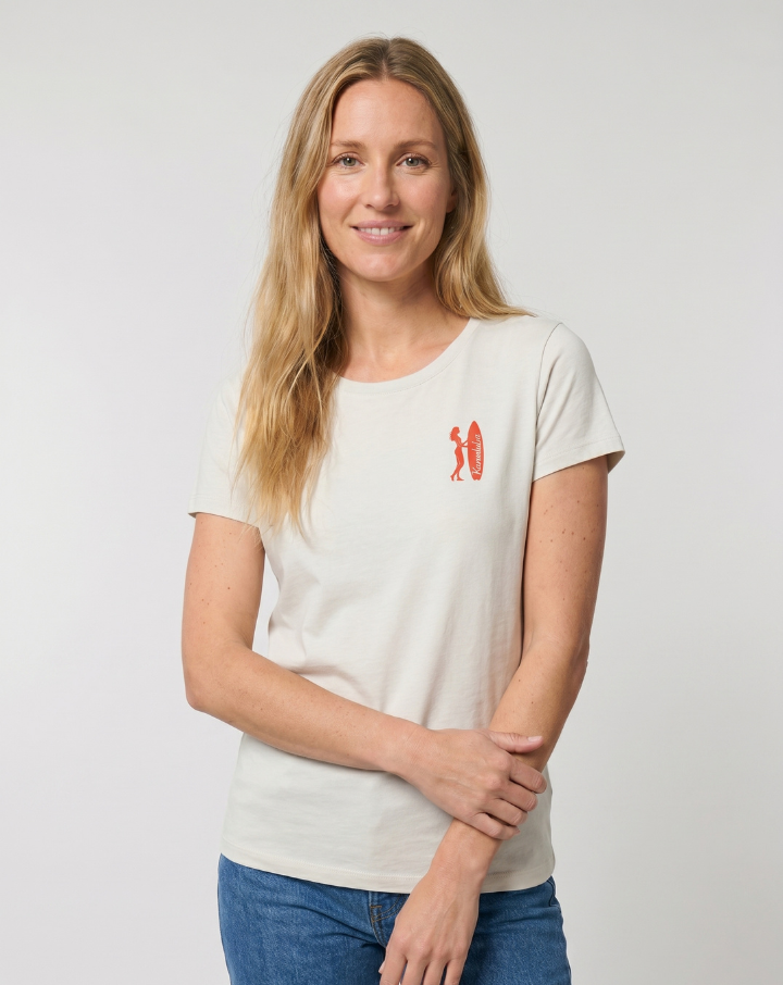 Camiseta de bambú para mujer Nalu en color marfil con diseño frontal inspirado en el mar. Plano cerrado
