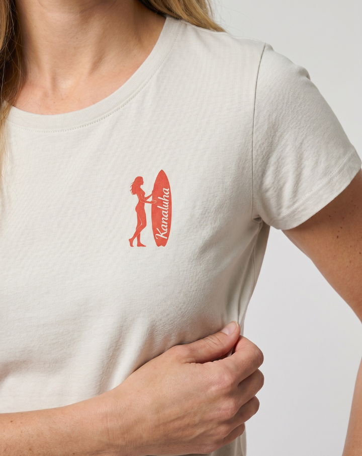 Detalle del tejido de bambú suave y transpirable en camiseta para mujer, ideal para piel sensible