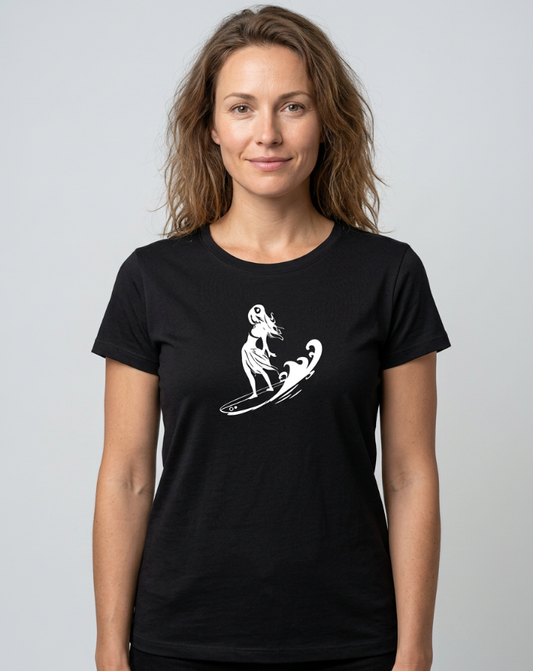 Camiseta de bambú Kanaluha WAHINA - MODELO CON CAMISETA NEGRA Y DISEÑO BLANCO