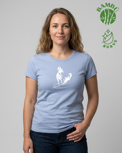 Camiseta de bambú Kanaluha WAHINA - MODELO CON CAMISETA LILA Y DISEÑO BLANCO