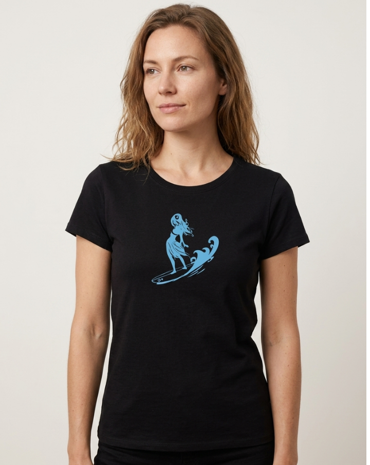 Camiseta de bambú Kanaluha WAHINA - MODELO CON CAMISETA NEGRA Y DISEÑO AZUL